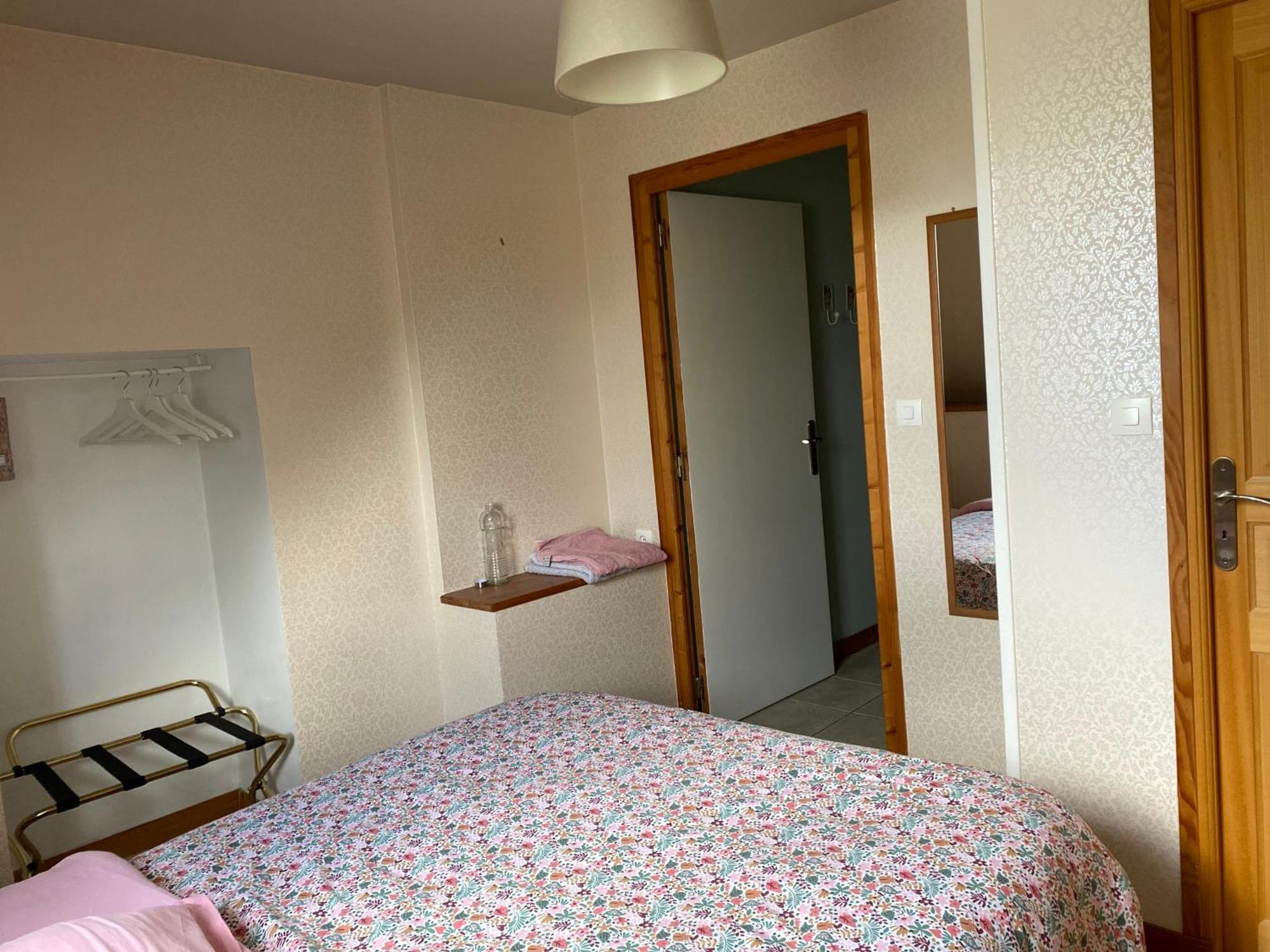 Chambre De Rose - Le Refuge Des Parachutistes - En Bordure Du Marais Neuville-au-Plain Bagian luar foto